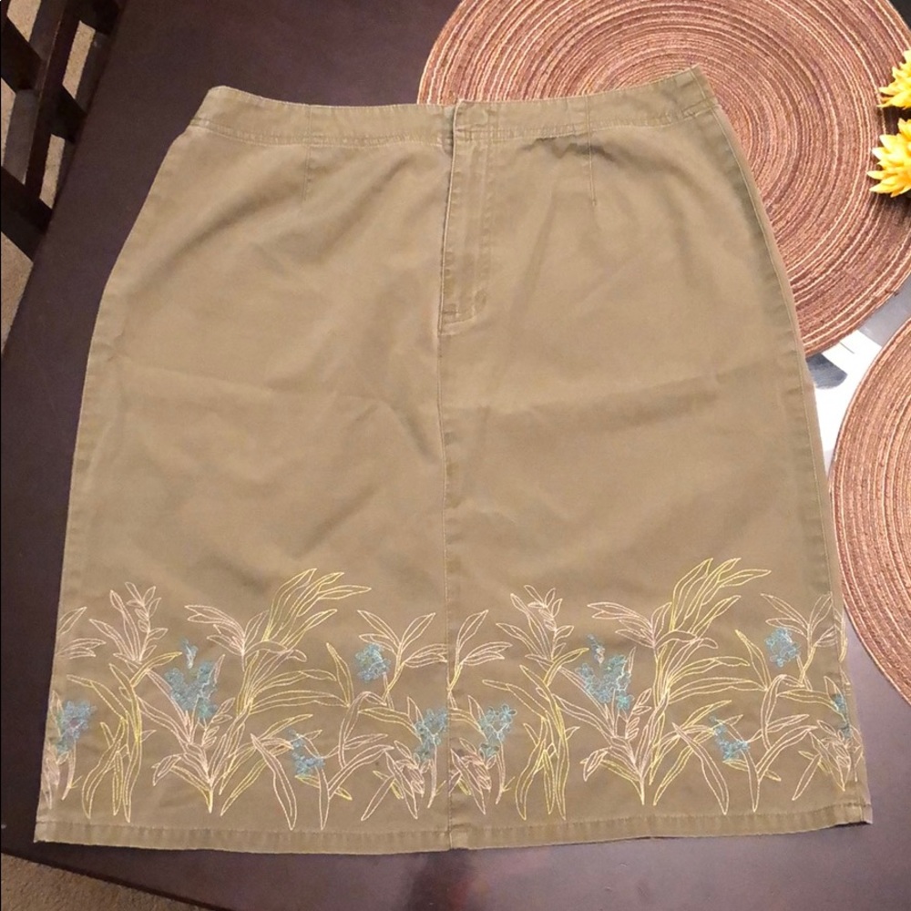 Liz Claiborne mini skirt . Size 8